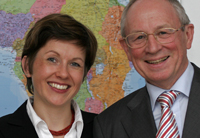KAITO-Gründer Schiller und Hofstaetter KAITO Gründer Heidi Schiller und Wolfgang Hofstätter vor Afrika-Karte
